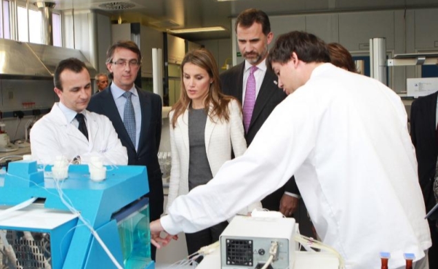 Don Felipe y Doña Letizia durante su visita al laboratorio de Genericos de Alta Especialización de CINFA
